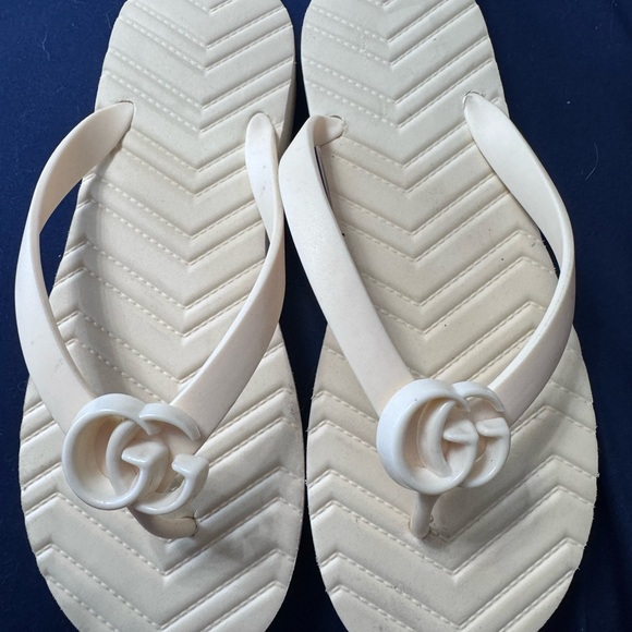 Gucci Cream Flip-Flops - Picture 1 of 2